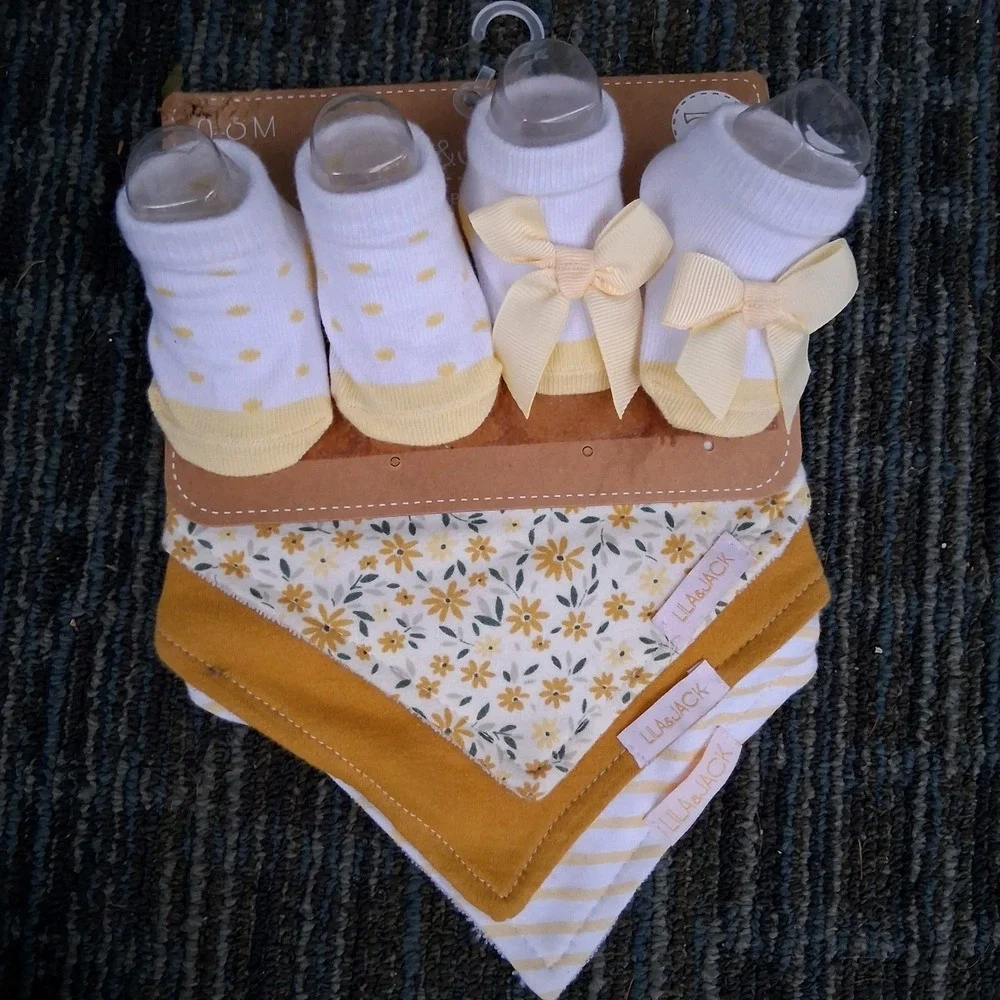 Lila & Jack Baby Booties Socks And Bibs Set New NWT Yellow